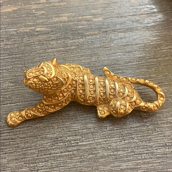 Vintage 70s Gold Tone Heavy Plated Tiger Broach - Picture 3 of 9
